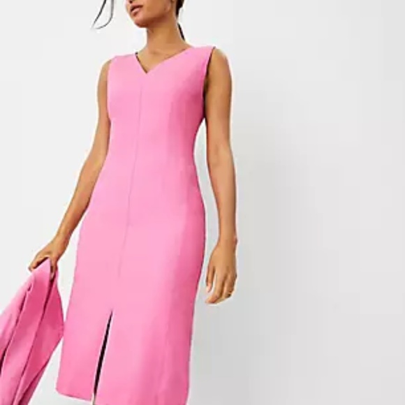 The Seamed V-Neck Sheath Dress in Linen Blend - Picture 3 of 4